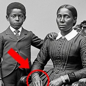 Il ne s’agissait que d’une photographie d’une mère et de son fils en 1885, mais leurs mains révélaient un sombre secret.